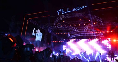 الهضبة عمرو دياب يبدأ حفله فى  بورتو كايرو  بأغنية شفت الأيام 