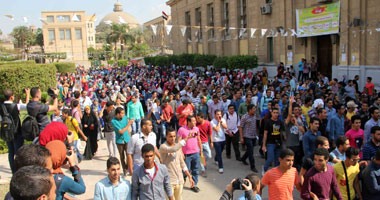 طلاب  آثار القاهرة  يفترشون الأرض أمام  القبة  للمطالبة بتنفيذ مطالبهم 