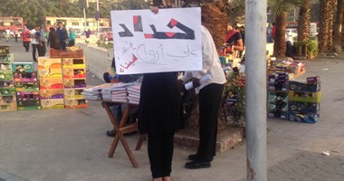 طالبة بجامعة القاهرة تقف 4 ساعات حدادًا على أرواح الشهداء 