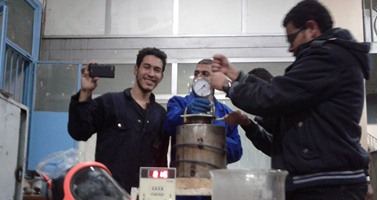 طلاب بهندسة حلوان يبتكرون جهازا لإنتاج الوقود من المخلفات الزراعية 