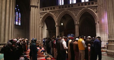 بالصور.. مسلمون يؤدون صلاة الجمعة داخل كاتدرائية بواشنطن 