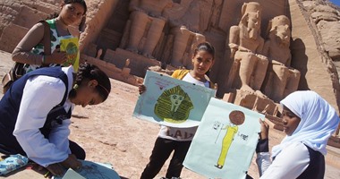 بالصور..  آثار أبو سمبل  تنظم مهرجانا طلابيا فى الرسم أمام المعبد 
