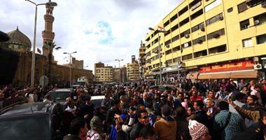 شكاوى الأهالى تحاصر محافظ القاهرة فور خروجه من مسجد السيدة زينب  