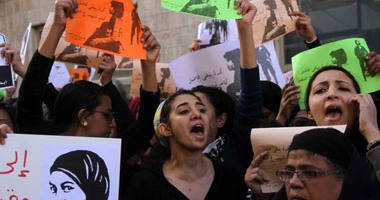 مناوشات بين أهالى وسط البلد وناشطات يتظاهرن تنديدا بمقتل شيماء الصباغ  