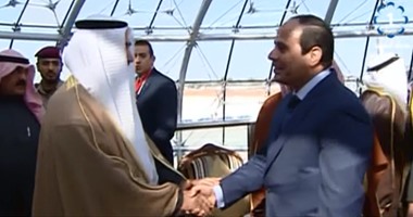 بالفيديو..أمير الكويت يستقبل السيسى لحظة وصوله المطار الأميرى 