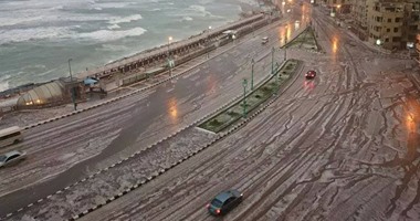 الثلوج تكسو شوارع الإسكندرية.. وشلل مرورى بالكورنيش  