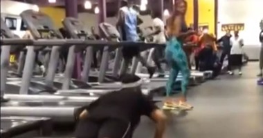 بالفيديو.. فتاة  مثيرة  تتسبب فى سقوط مريع لشاب أثناء ممارسة تمارين 