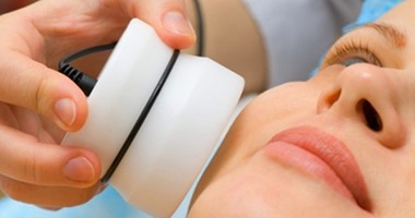 أخصائية جلدية: لا تقلقى من التهاب البشرة بعد استخدام ليزر إزالة الشعر 