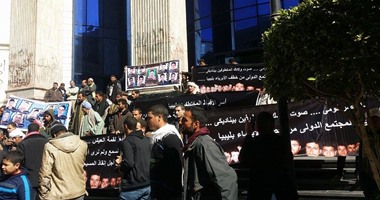 أهالى الأقباط المختطفين فى ليبيا ينظمون وقفة احتجاجية أمام  الصحفيين   