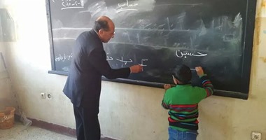 وكيل تعليم بنى سويف يدرس حصة لغة عربية لطلاب الصف الأول الابتدائى  