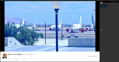 سفير بريطانيا ينشر على تويتر صور طائرات الوفود ويعلق: زحمة فى شرم الشيخ  اليوم السابع