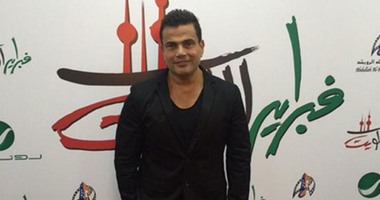 عمرو دياب بإطلالة راقية على السجادة الحمراء لحفله بـ فبراير الكويت   اليوم السابع