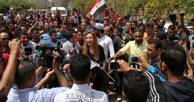 طلاب الأزهر يستقبلون ريهام سعيد بالأعلام والهتاف  تحيا مصر   