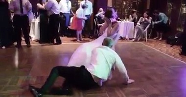 بالصور.. عريس يسقط أثناء رقصة العروسين أمام الحضور..  شكله كان فانى   