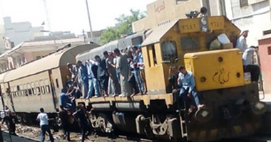 واتس آب  : تراص مواطنين على عربة سائق لقطار أسيوط- سوهاج  
