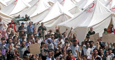 مئات اللاجئين يعبرون الحدود من تركيا عائدين لسوريا  
