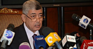 وزير الداخلية يتفقد الحملات المرورية والأكمنة بالطرق السريعة 