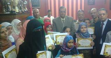 وكيل وزارة التربية والتعليم يُكرِّم حفظة القرآن الكريم بالغربية 