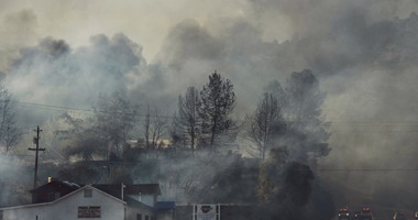 بالصور..حرائق غابات كاليفورنيا تدمر المنازل وتهجر الأمريكيين 