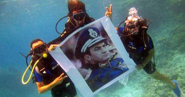 بالصور.. أنصار مبارك  يدشنون حملة بشرم الشيخ لدعمه تحت الماء 