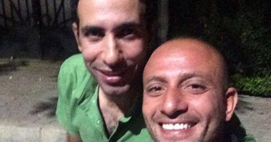 وائل شيتوس يلتقط صورة  سيلفى  مع محمد أبو تريكة 