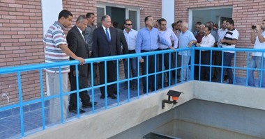 وزير الإسكان ومحافظ المنيا يفتتحان محطة مياه ويضعا حجر أساس طريق البهنسا 