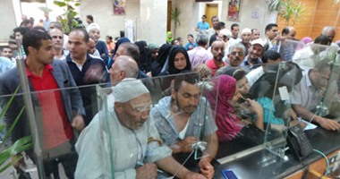 بالصور.. المئات يقبلون على بنك مصر فى كفر الشيخ لشراء شهادات القناة 