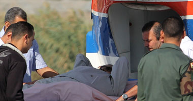 بالفيديو.. "مبارك" على سرير طبى أثناء نقله للطائرة تمهيدا لمحاكمته 