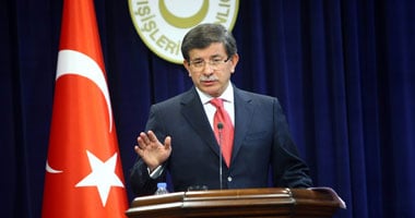 رئيس وزراء تركيا يعد بالتوصل لسلام مع الأكراد 