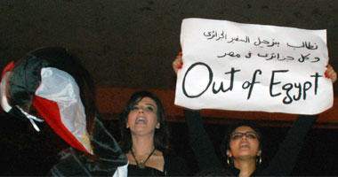 جانب من اعتصامات المصريين أمام السفارة الجزائرية أمس
