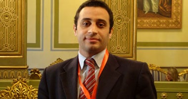 الدكتور أكمل سعد حسن، أستشارى الأمراض الجلدية والليزر والتجميل، كلية طب جامعة القاهرة.