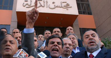 سعد عبود يتقدم مظاهرة المرشحين الخاسرين امام مجلس الدولة