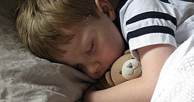 ما علاج الخوف المرضى عند النوم لدى الأطفال؟
