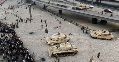 جانب من اشتباكات المعتصمين والبلطجية بميدان التحرير - صورة أرشيفية