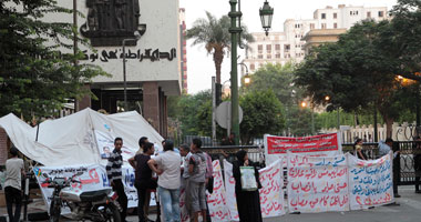 أولياء أمور طلاب الثانوية والدبلومات يتظاهرون أمام مجلس الوزراء 