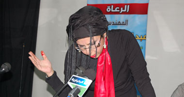  
شاعرة سعودية تجرح نفسها أثناء إلقاء قصيدة