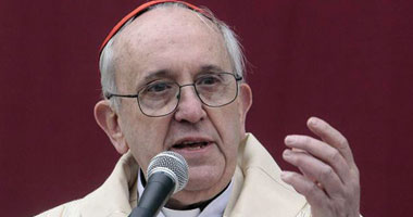 البابا فرانسيس يشجع أمّا إرضاع طفلها علانية