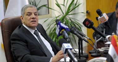 إبراهيم محلب ووزير التنمية المحلية يلتقيان نواب المحافظين الجدد  