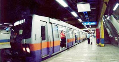 سقوط فتاة أسفل عجلات مترو جامعة القاهرة وإصابة شاب أثناء محاولته إنقاذها  اليوم السابع