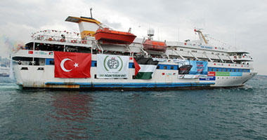 الأعلام ترفرف فى ميناء غزة استعداداً لقدوم الأسطول