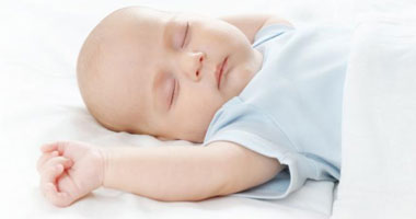 أخصائى أمراض الأطفال يشرح الطريقة المثالية لتنظيف أذن الرضيع 