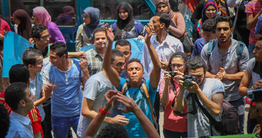 طلاب الثانوية يرشقون أبواب وزارة التعليم العالى بالحجارة 