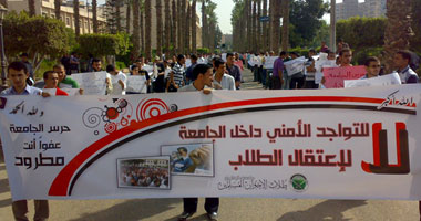 جانب من احتجاجات الطلاب على وجود الحرس الجامعى 