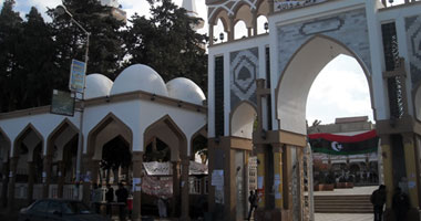 مسجد الصحابة مركز الثورة بمدينة درنة وبداخله علم الاستقلال 