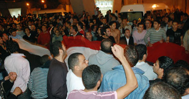 المتظاهرون أمام سفارة الجزائر 
