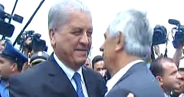 رئيس وزراء الجزائر يستقبل بعثة "الخضر" فى المطار