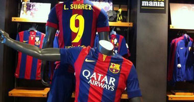 متجر رياضى يطرح قميص سواريز مع برشلونة للبيع